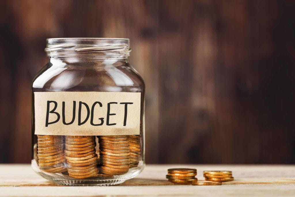 ERP-Einführung Zeitplanung Budget Spardose Geld Glasholz